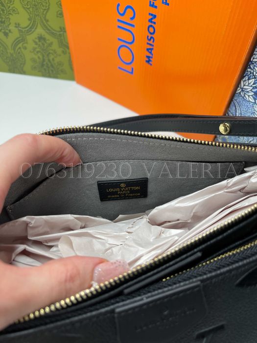 Geanta Louis Vuitton - Pochette Accessoires Piele Embosata neagra