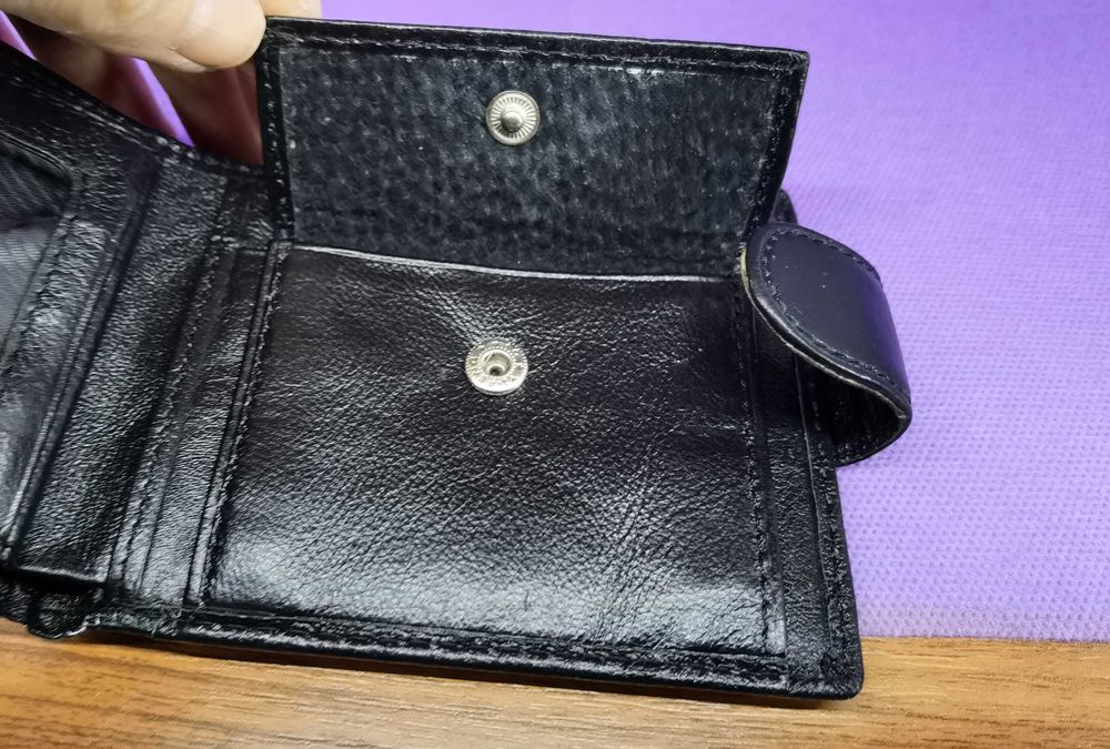 Продавам нов Gucci портфейл от черна естествена кожа