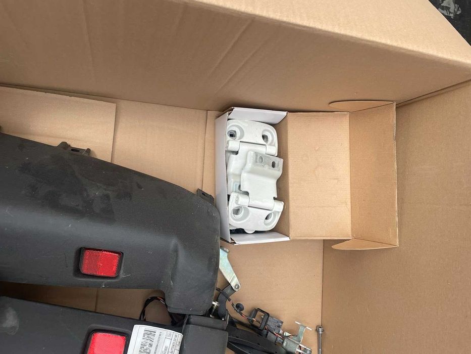 Кори за товарен отсек, клипсове,буфери задна броня