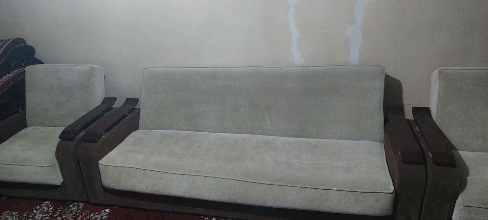 Divan sotiladigan holati yaxshi remont shart emas