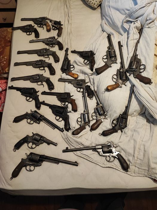 Автоматична пушка, револвер, пистолет. Масивни нестрелящи реплик