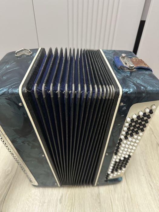 Продам баян без чехла и ремнев