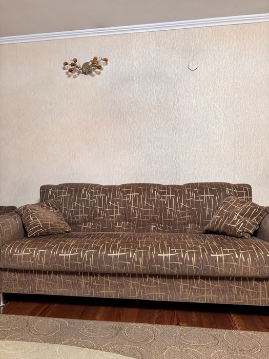 Продам диван с двумя креслами