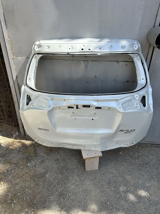 Дверя багажника,багажник Rav4.