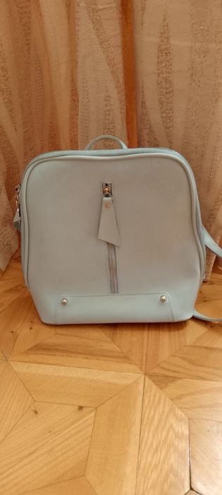 Кожаный голубой рюкзак.