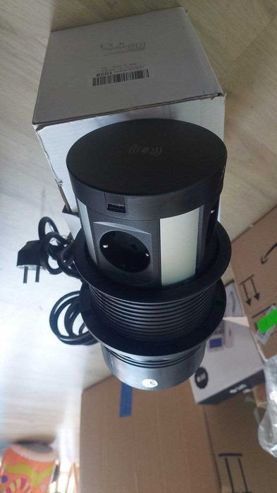 HANNELORE Прибиращ се вграден контакт с USB за бюро