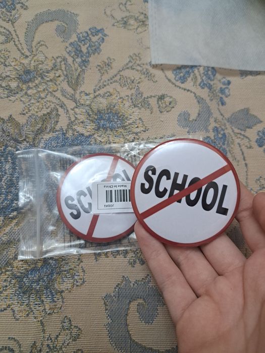 Значок no school