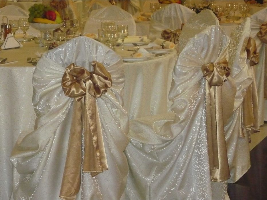 Vand huse scaune si fete masa brocard nunti