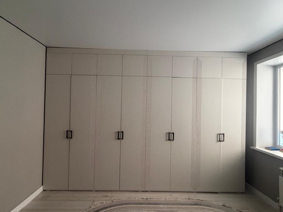 Шкаф большой восьми дверный