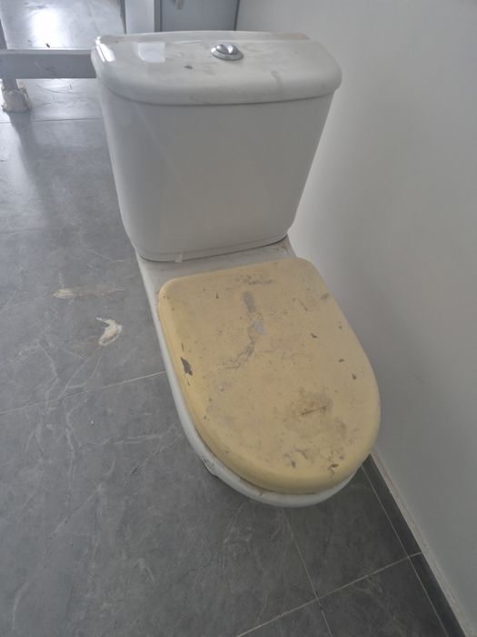 Туалет и раковина для рабочих