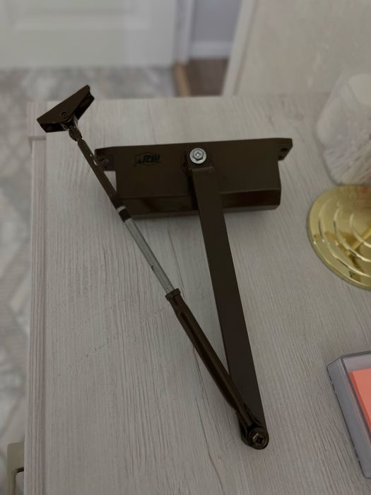 Доводчик для двери