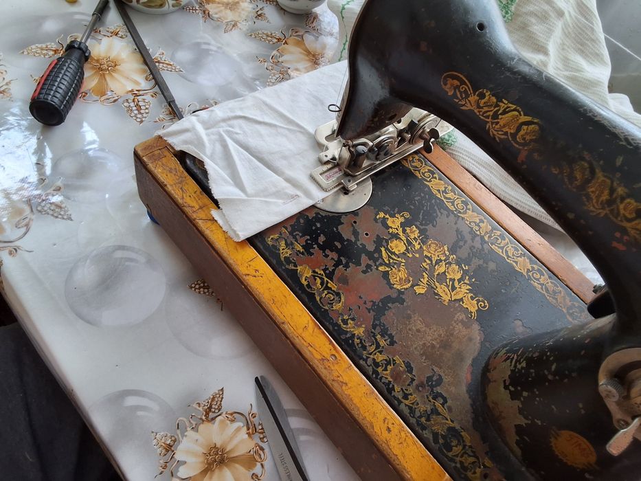 Приставка для швейной машинки для изготовления петель зиг- заг