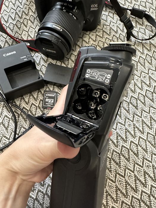 Продам Фотоаппарат Canon EOS 2000D