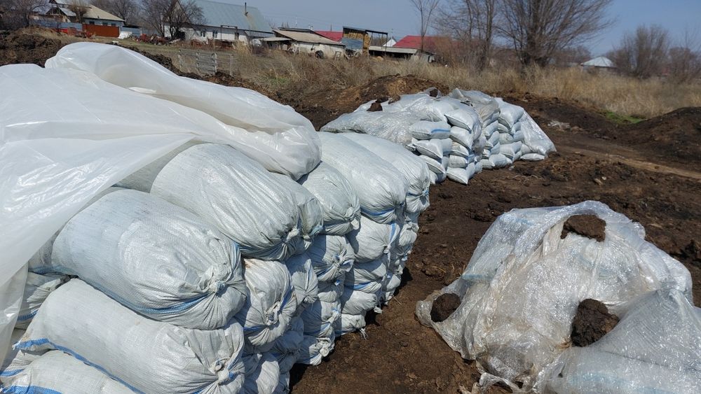 Перегной навоз удобрение в мешках.