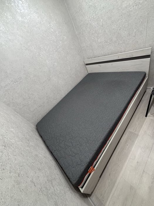 Кровать с матрасом