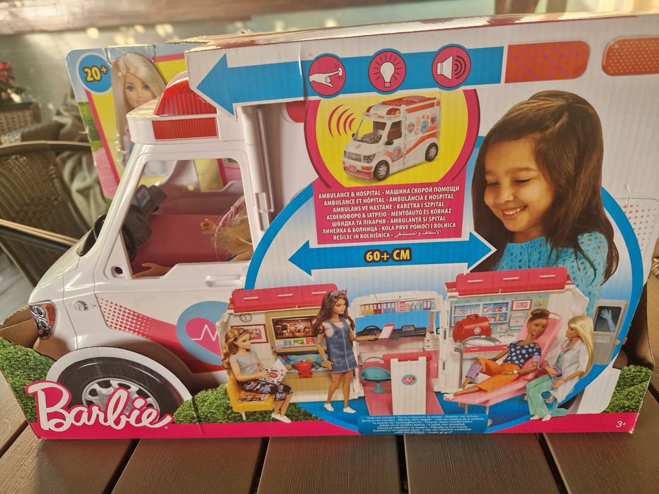 Vând set de joacă Ambulanta lui Barbie.