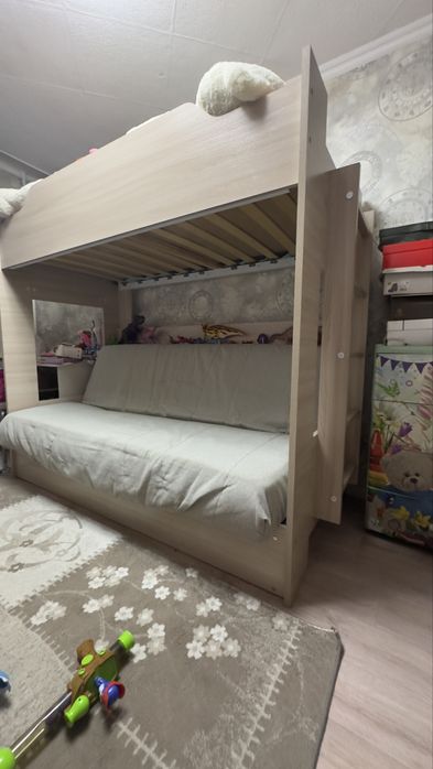 Продаю двухъярусный диван-кровать