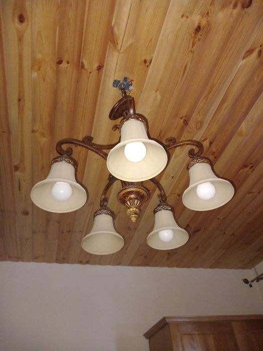 Vând lustra din fier forjat,nuc ivoir, abajur sticlă opal,5×E27