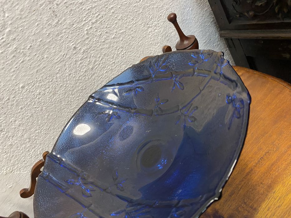 Синя стъклена купа  фруктиера на столче винтидж Чехословакия 1960 1979