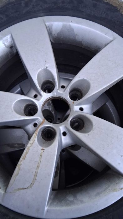 Vând anvelope cu tot jante, de capace va pot face eu rost daca. Doriți