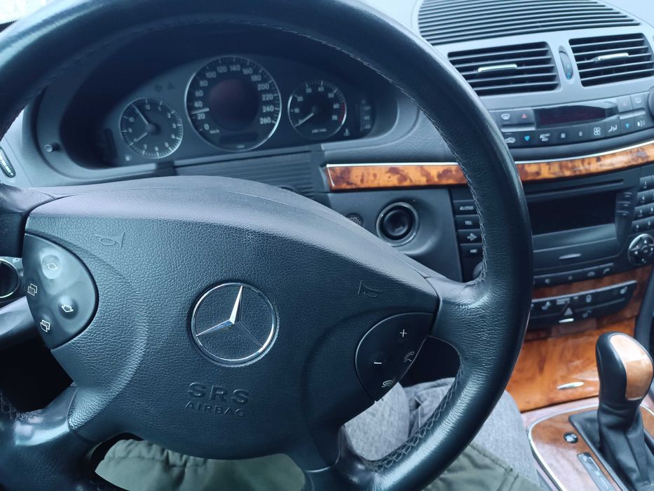 Автомобил Mercedes E320