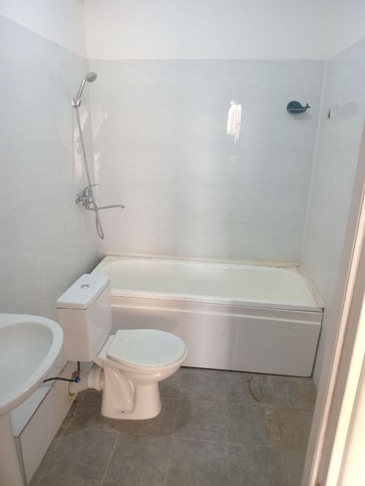 Сирдарё вилояти новосройка 3 хонали квартира срочни сотилади