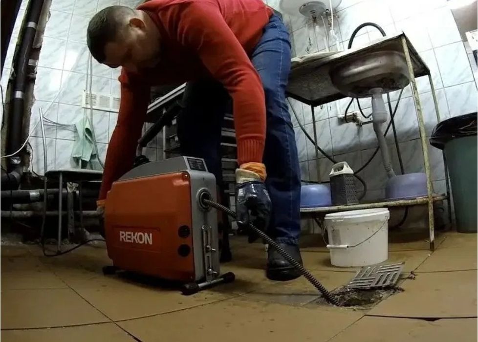 Сергели сантехник. Чистка труб конализации от засора утечек