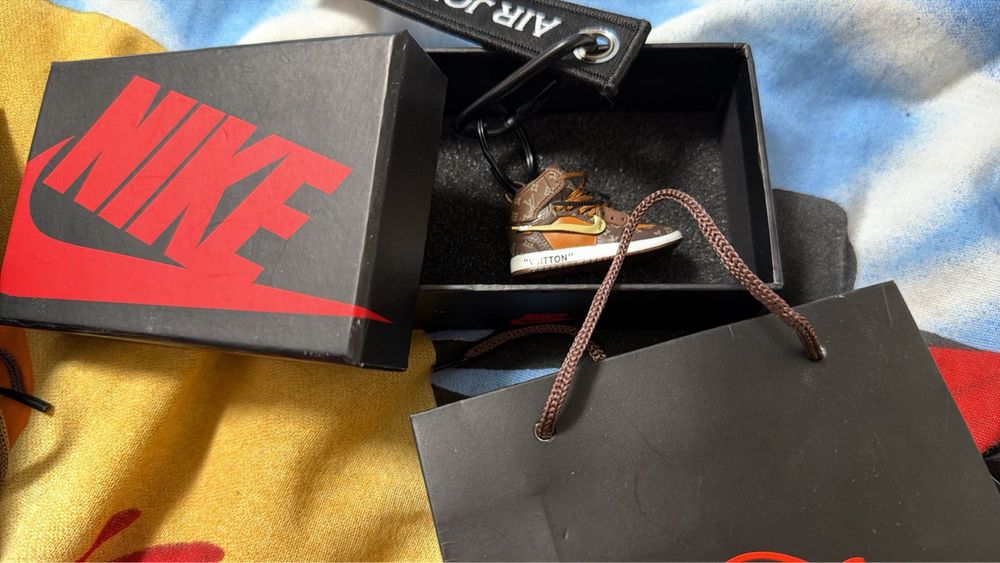 Мини Jordan 1 x Louis vuitton в мини кутия на nike и мини торбичка на jordan.