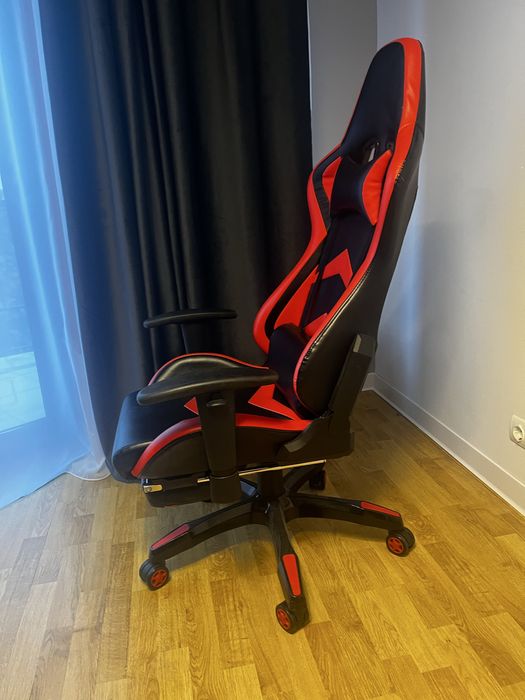 Scaun de gaming rosu cu negru cu suport pentru picioare