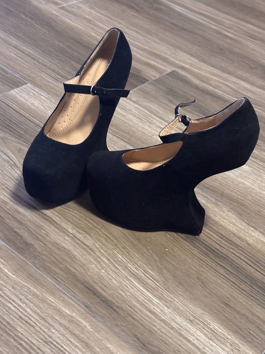 Високи обувки с изрязана платформа