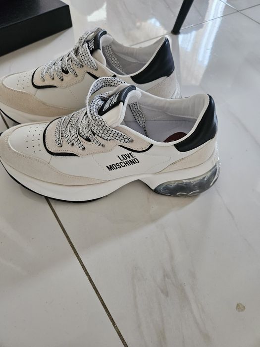 Сникърси  Love Moschino