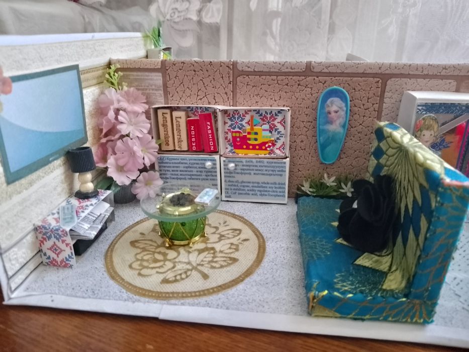 Домик с куклой и одеждой