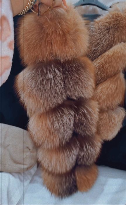 Vand haina de blana naturala din vulpe , purtata de cateva ori