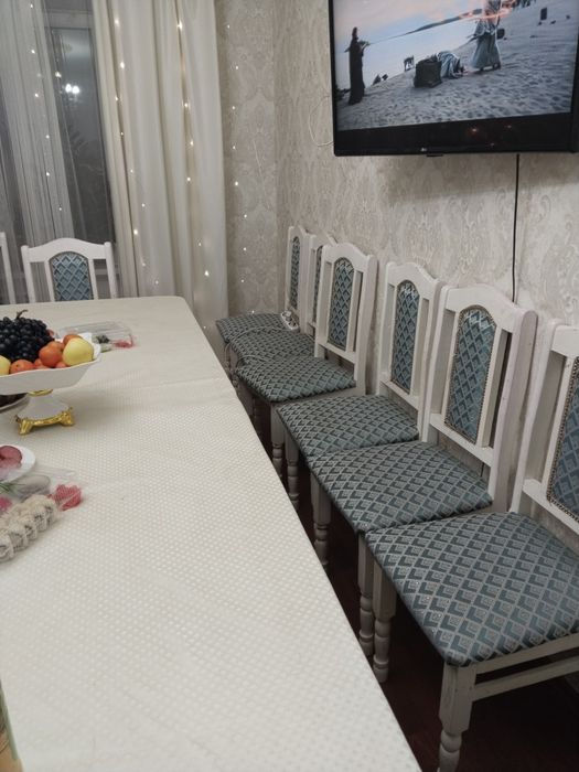 Обеденный стол со стульями