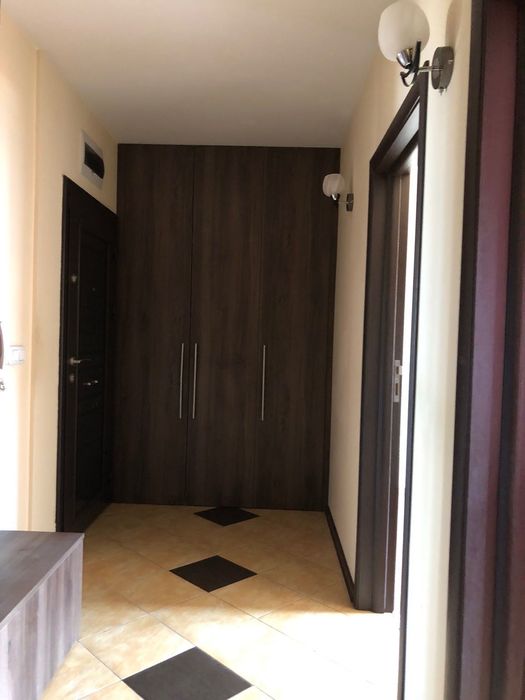 Двустаен под наем, Изток