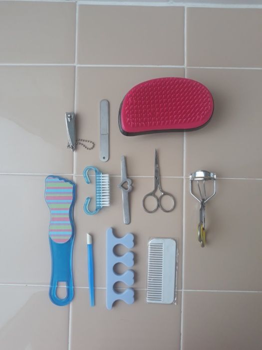 Комплект за маникюр, педикюр, пинсета, четка и гребен за коса