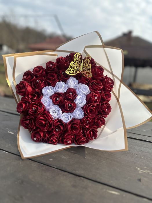 Aranjamente din trandafiri de satin