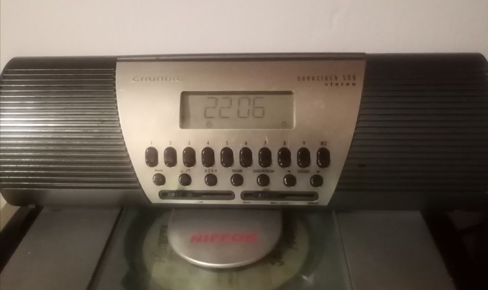 Vând radio cu ceas stereo Grundig Sonoclock 500