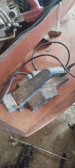 Vând rindea electrică black decker