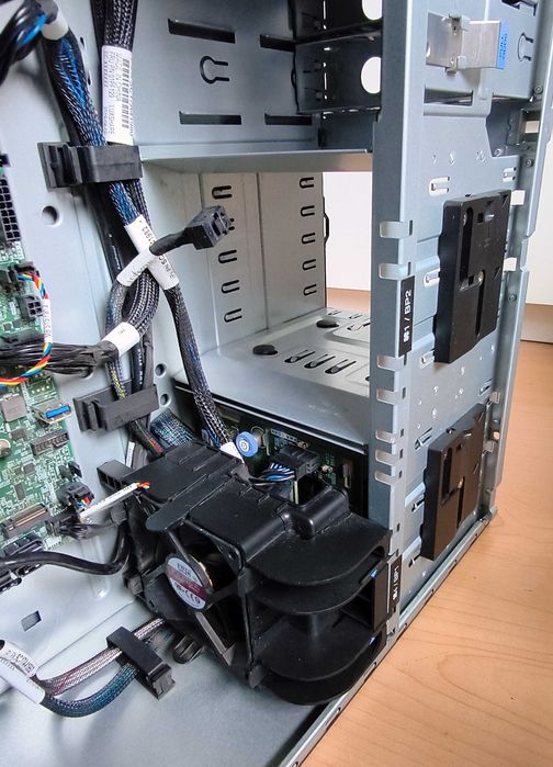 Офис сървър Lenovo ThinkSystem ST250 Tower 4LFF Xeon E-2236 32GB RAID 530-8i MT: 7Y45