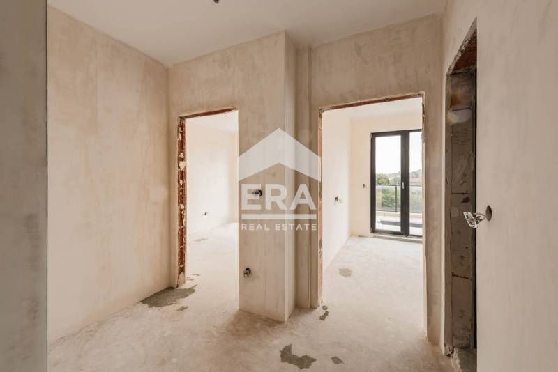 Тристаен апартамент за продажба, с голяма дневна и морска панорама, в