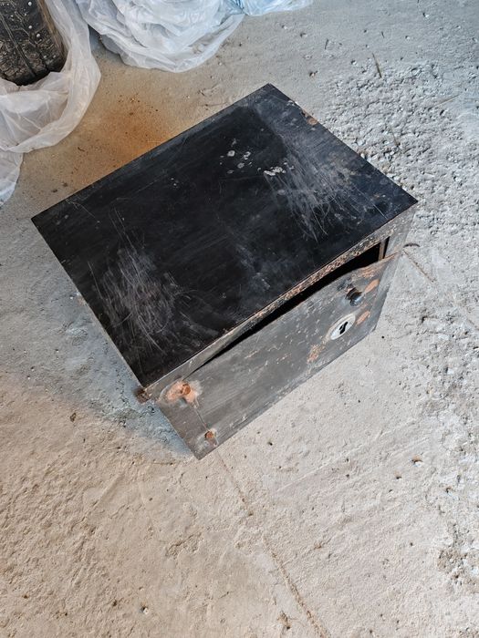 Продам сейф металлический.