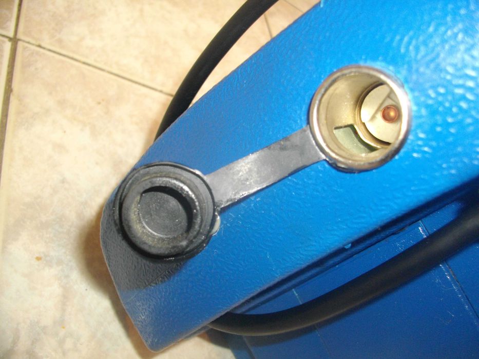 12/24V Немска Енергийна Зарядна Станция/ Зарядно Стартово Black Decker