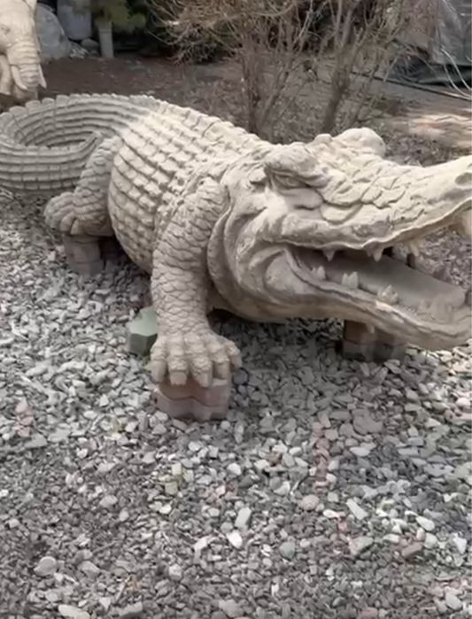 Крокодил из гипса