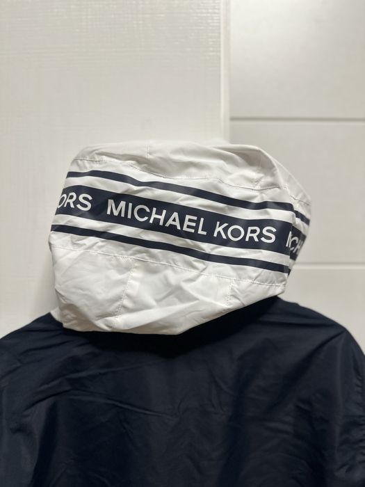 Geaca michael kors cu eticheta