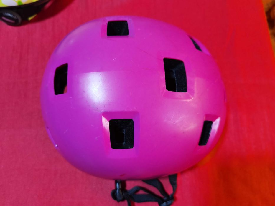 Продавам 2бр детски каски за глава