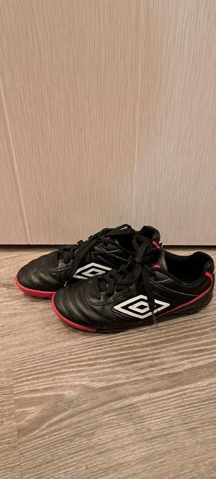 Футболни стоножки Umbro 36 номер