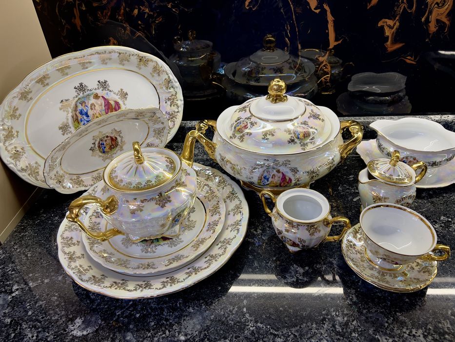 Роскошный сервиз из 20 или больше предметов с золотой отделкой –фарфор