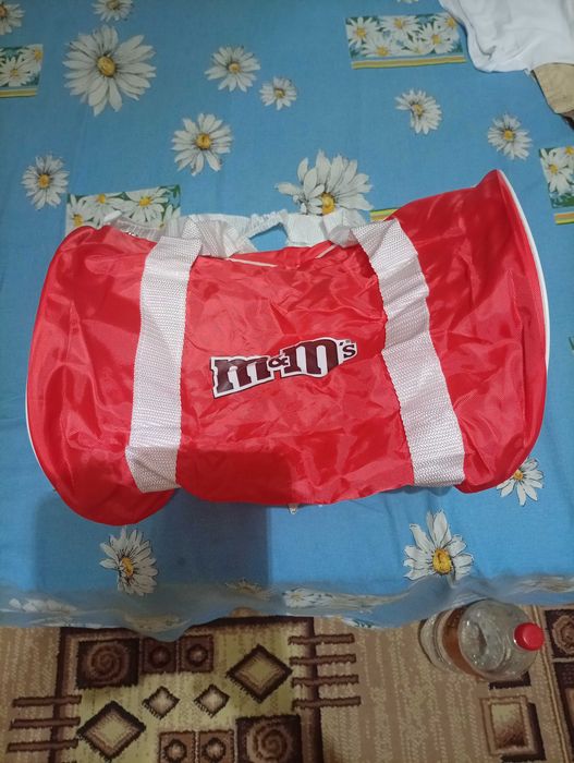 vand geanta m&ms culoare rosie