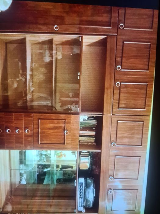 Продаётся  стенка" Салют" и полочка.